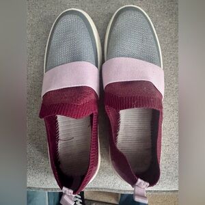 Land's End Stylish Women's Slip-On Sneakers- NWOT.  SIZE 10 B